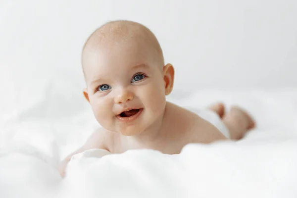 Smiling Newborn Baby White Bed Home White Sunny Bedroom Textiles — Fotografia de Stock