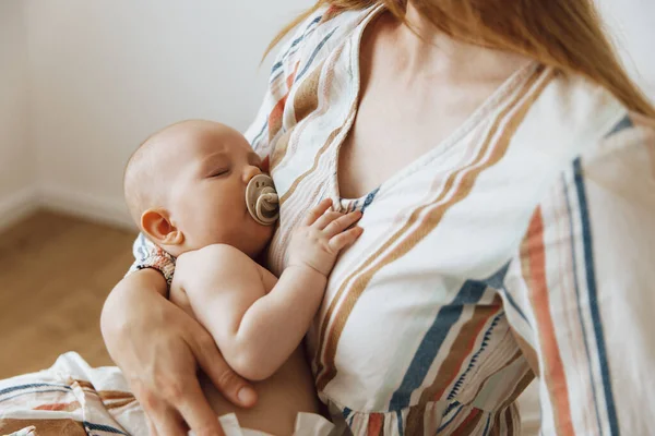 Loving Mother Takes Care Her Newborn Baby Home Portrait Happy — Foto de Stock