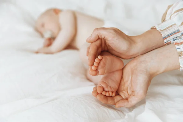 Children Legs Hands Mother Shape Heart Legs Newborn Arms Mother — Zdjęcie stockowe