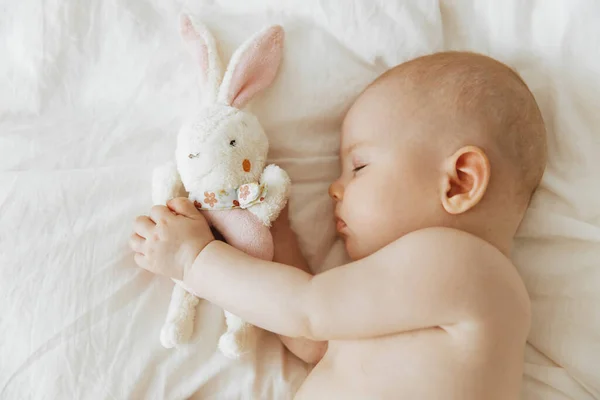 Μωρό Που Κοιμάται Αγαπημένο Μαλακό Παιχνίδι Στο Χέρι Ξέγνοιαστος Ύπνος — Φωτογραφία Αρχείου