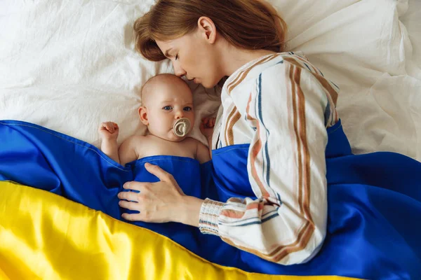 Close Portrait Mother Kissing Her Newborn Baby Sleeping Bed Home — Foto de Stock