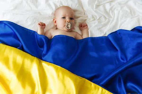 Portrait Baby Wrapped National Blue Yellow Flag Ukraine Lying Bed — Fotografia de Stock