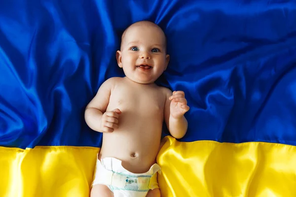 Pray Ukraine Smiling Little Girl Lies Ukrainian Blue Yellow Flag — Fotografia de Stock