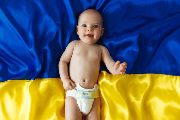 Pray Ukraine Smiling Little Girl Lies Ukrainian Blue Yellow Flag — Fotografia de Stock