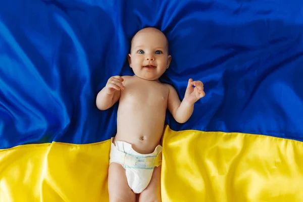 Προσευχηθείτε Για Την Ουκρανία Ένα Χαμογελαστό Κοριτσάκι Βρίσκεται Στην Ουκρανική — Φωτογραφία Αρχείου