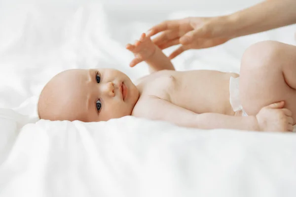 Χαμογελώντας Νεογέννητο Μωρό Ένα Λευκό Κρεβάτι Στο Σπίτι Ένα Λευκό — Φωτογραφία Αρχείου