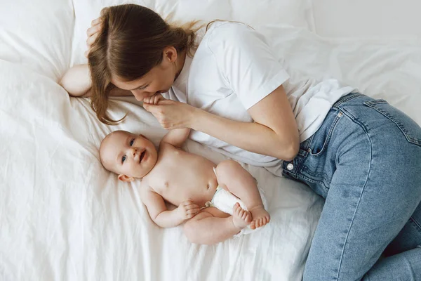 Young Mother Her Little Daughter Dressed Pajamas Relaxing Bed Weekend — Foto de Stock