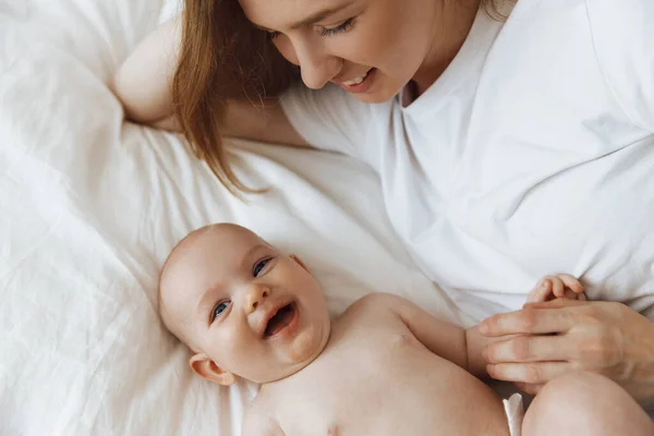 Young Mother Her Little Daughter Dressed Pajamas Relaxing Bed Weekend — Photo