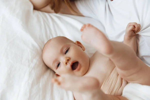 Young Mother Her Little Daughter Dressed Pajamas Relaxing Bed Weekend — Zdjęcie stockowe