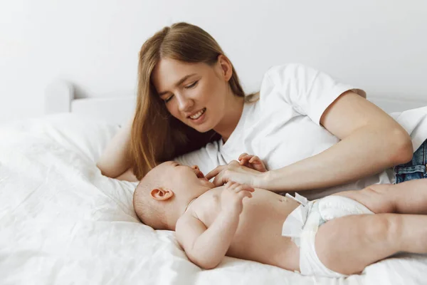 Young Mother Her Little Daughter Dressed Pajamas Relaxing Bed Weekend — Foto de Stock