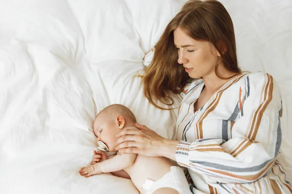 Close Portrait Beautiful Young Mother Kissing Her Newborn Baby Sleeping — Stok Foto