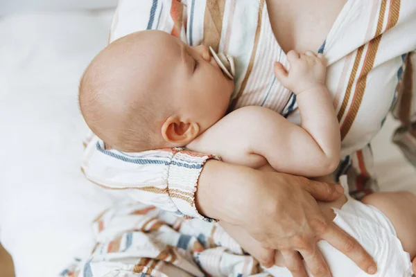 แลทารกแรกเก ปภาพของแม ความส บเด กนอนหล บอย ในอ อมแขนของเธอ กอดล อยของเธอ ภาพถ่ายสต็อกที่ปลอดค่าลิขสิทธิ์