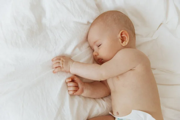 Beautiful Little Baby Sleeps Peacefully Lying His Side Bed Indoors — Zdjęcie stockowe