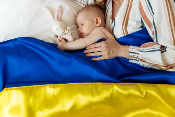 Портрет Матери Целующей Новорожденного Ребенка Спящего Дома Кровати Покрытой Сине Стоковая Картинка