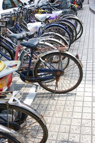 Bicicletas estacionadas — Fotografia de Stock