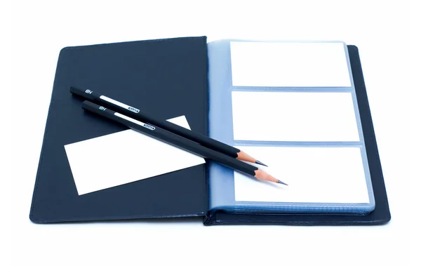 Notatnik i ołówki (ścieżka przycinająca) — Zdjęcie stockowe