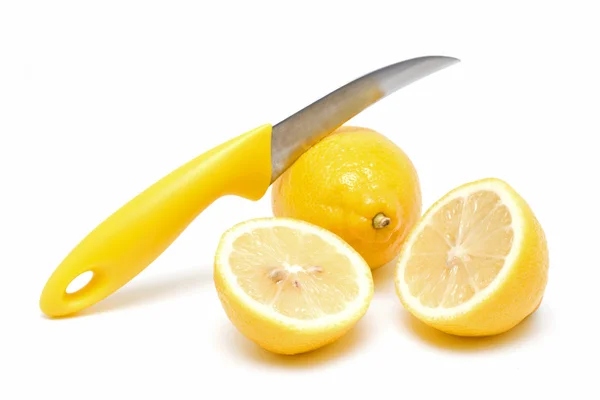 Limones y cuchillo aislados sobre fondo blanco — Foto de Stock