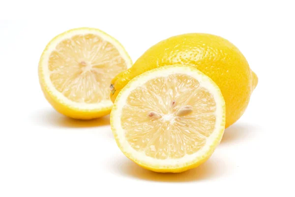 Beyaz arkaplanda izole edilmiş limonlar — Stok fotoğraf