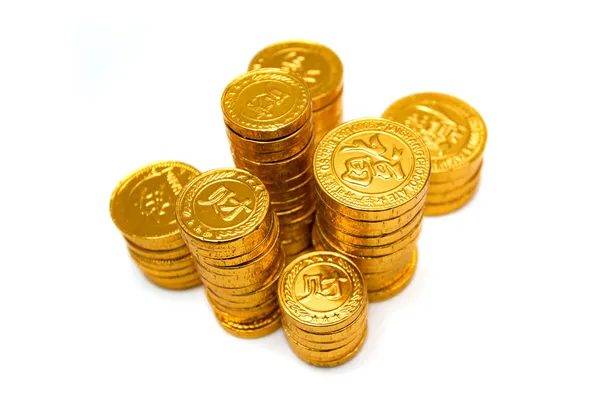 Hromady zlatých mincí izolovaných na bílém pozadí — Stock fotografie