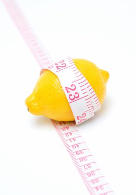 Beyaz arka planda izole edilmiş limon ve bant ölçüleri