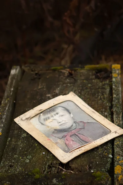 terk edilmiş bir evde eski fotoğraf
