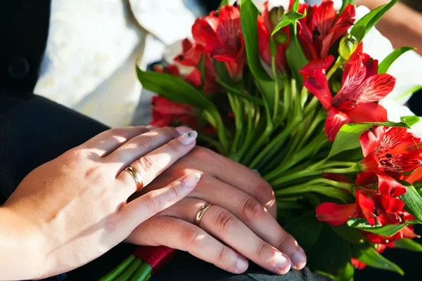 Anéis de casamento nos braços dos amantes — Fotografia de Stock