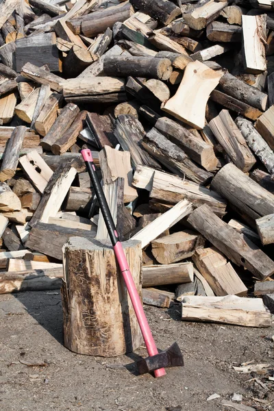 AX på trä bakgrund — Stockfoto