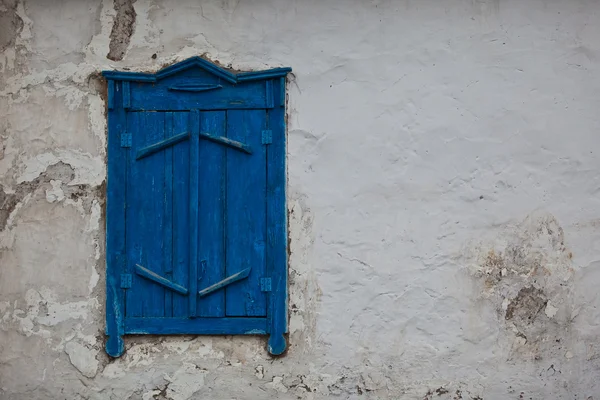 Venster op een oude muur — Stockfoto