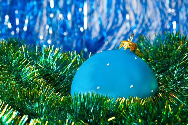 Голубая рождественская игрушка — стоковое фото