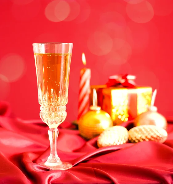 Copo de champanhe contra decorações de Natal — Fotografia de Stock