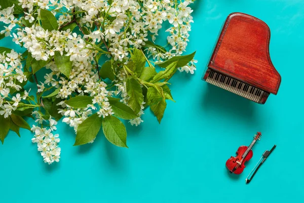 Miniature Piano Violin Blooming Wild Cherry Tree Branches Top View — Stock Photo, Image