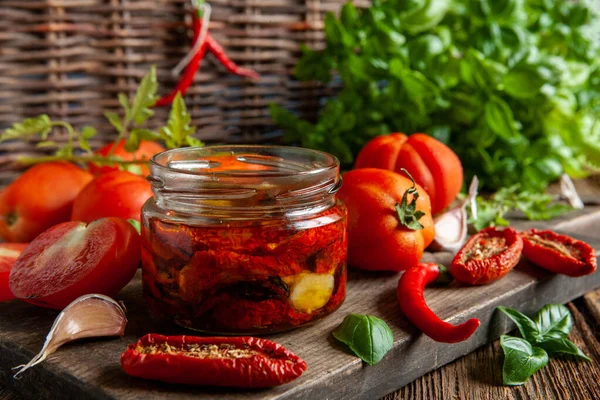 Tomat Kering Dalam Botol Kaca Dengan Minyak Zaitun Dengan Bawang — Stok Foto