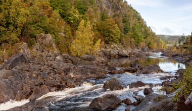 Norveç dağlarında sonbahar nehri manzarası. Kereste Kaydırağı 
