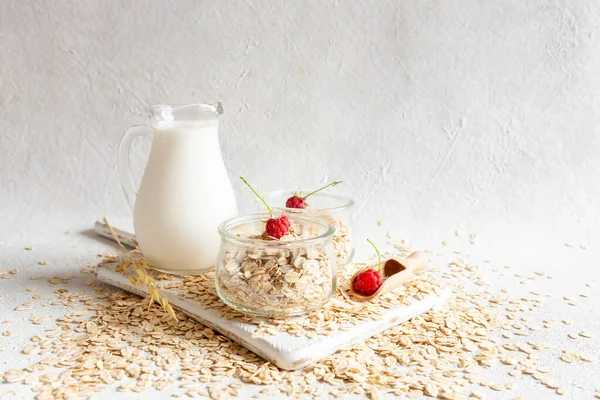 Haver Vlokken Melk Frambozen Een Tafel Plantaardig Gezond Vegetarisch Eten — Stockfoto