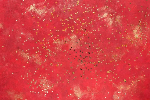 Estrella Brillo Dorado Forma Confeti Sobre Fondo Rojo Dorado Vista —  Fotos de Stock