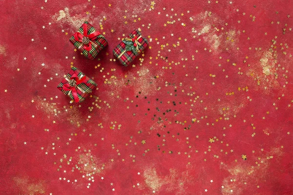 Natale Capodanno Scatole Regalo Sfondo Rosso Dorato Festivo Con Coriandoli — Foto Stock