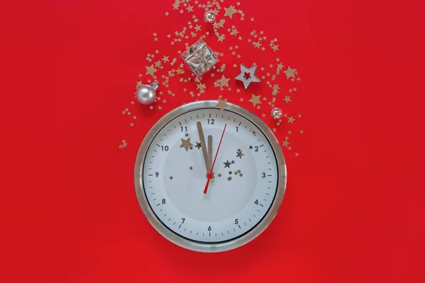 Composición Navidad Año Nuevo Sobre Fondo Rojo Con Reloj Despertador — Foto de Stock