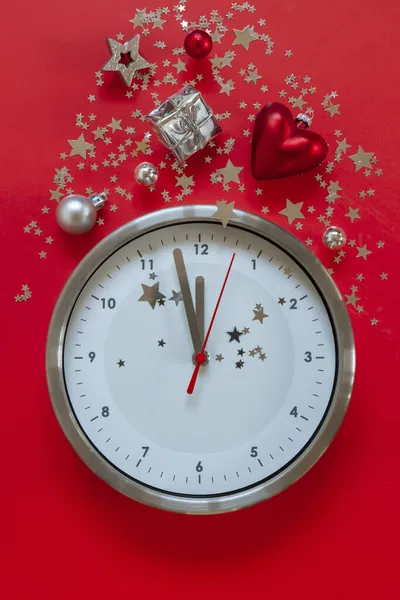 Composición Navidad Año Nuevo Sobre Fondo Rojo Con Reloj Despertador — Foto de Stock