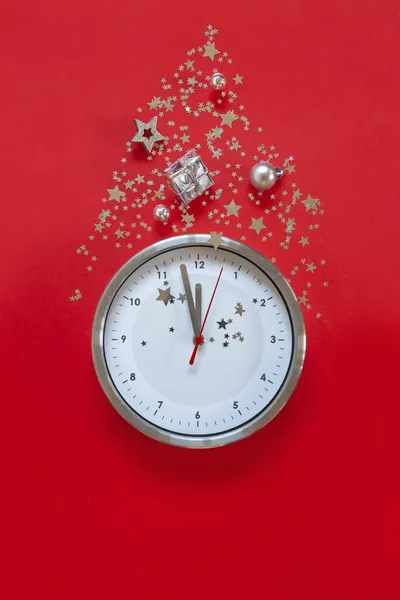 Composición Navidad Año Nuevo Sobre Fondo Rojo Con Reloj Despertador — Foto de Stock