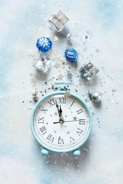 蓝天背景上的新年作文 配有现代闹钟和银色圣诞装饰品 球和礼品盒 顶视图 — 图库照片