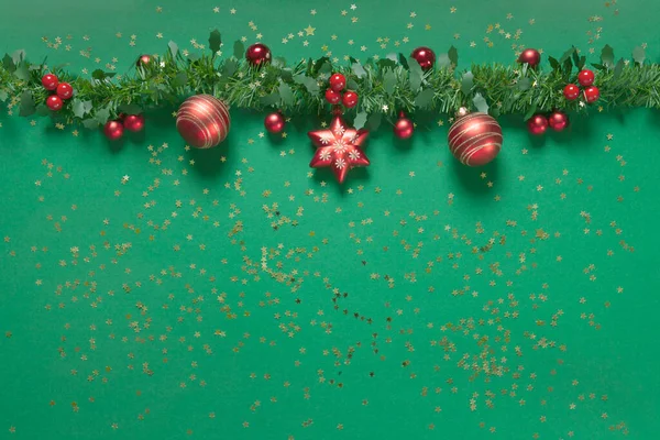 Kırmızı Noel Süslemeleri Ile Noel Tatili Geçmişi Üst Görünüm Yeşil — Stok fotoğraf