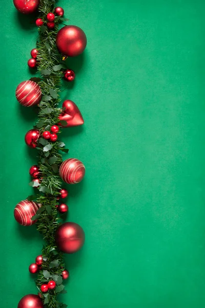 Kırmızı Noel Süslemeleri Ile Noel Tatili Geçmişi Üst Görünüm Yeşil — Stok fotoğraf