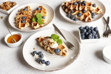 Croffle, çıtır çıtır Kore yemekleri, siyah arka planda üst görünüm.