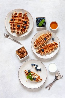 Croffle, çıtır çıtır Kore yemekleri, siyah arka planda üst görünüm.