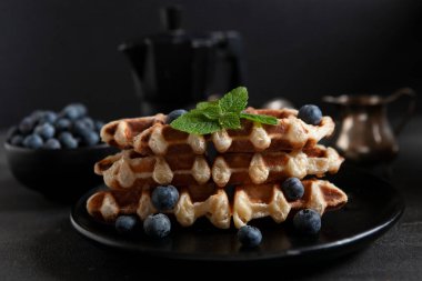 Croffle, çıtır çıtır Kore yemekleri, siyah arka planda üst görünüm, seçici odaklanma