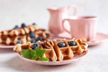 Croffle, çıtır çıtır Kore yemekleri, beyaz arka planda yakın çekim, seçici odaklanma