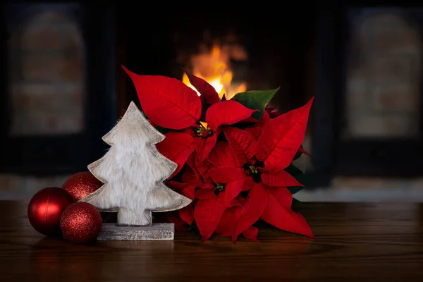 Flauschiges Weihnachtskonzept Minimalistische Komposition Mit Weihnachtssternen Und Weihnachtskugeln Auf Verschwommenem — Stockfoto