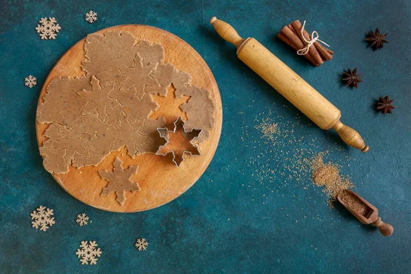 修道院 圣诞节和新年自制烘焙 蓝色背景的姜饼 — 图库照片