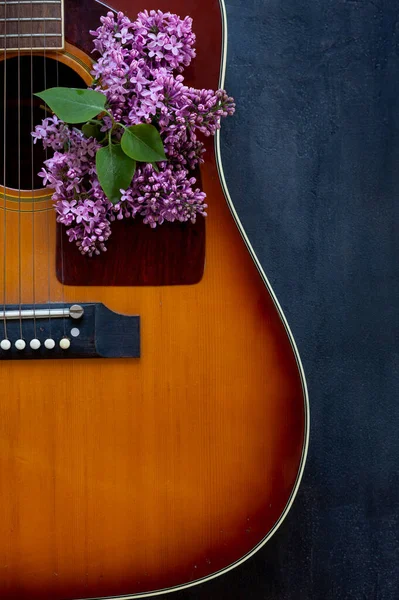 Acoustic Guitar Lilac Branch Dark Gray Background Top View Close — Stock Photo, Image