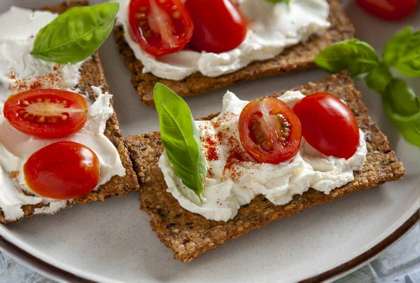 Gluten Free Organic Tomato Crackers Lactose Free Spread Fresh Tomatoes — Stok Foto